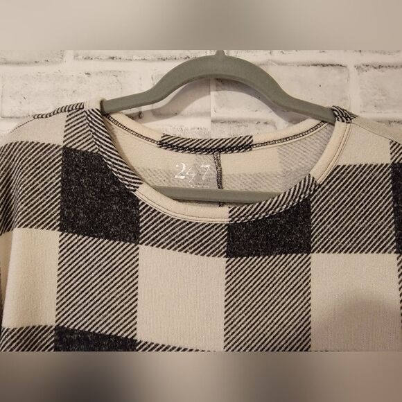 Maurices 24/7 brand. Black and White with bat wing 3/4 sleeve sweater. Size M - Picture 3 of 7